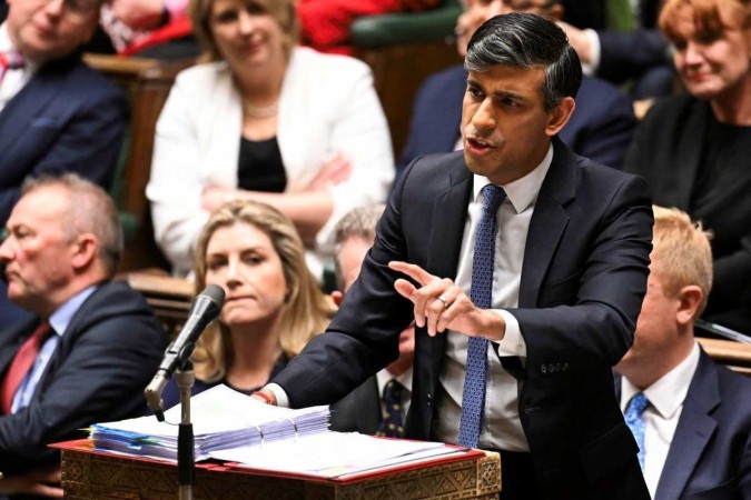 Primeiro-ministro britânico, Rishi Sunak falando durante a sessão semanal de Perguntas na Câmara dos Comuns, no centro de Londres -  (crédito: Maria UNGER / UK PARLIAMENT / AFP)