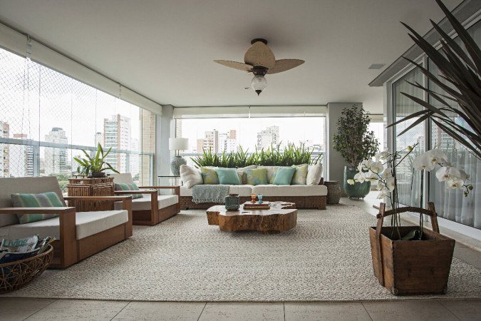 A madeira e as fibras naturais de mobiliários e itens decorativos realçam a ligação dos humanos com a natureza (Projeto de Korman Arquitetos | Foto: Gui Morelli) - (crédito: EdiCase - Decoração -> Revista do CB) A madeira e as fibras naturais de mobiliários e itens decorativos realçam a ligação dos humanos com a natureza (Projeto de Korman Arquitetos | Foto: Gui Morelli) - (crédito: EdiCase - Decoração -> Revista do CB)