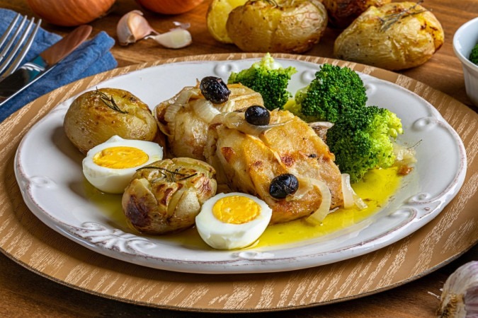 Bacalhau com batatas ao murro (Imagem: Bnetto | Shutterstock) -  (crédito: EdiCase - Culinaria -> Diversão e Arte)