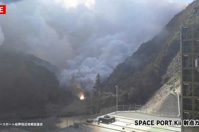 Poucos segundos após a decolagem, o foguete virou uma bola de fogo e uma fumaça espessa envolveu o veículo espacial -  (crédito: WAKAYAMA TELECASTING CORP. (WTV) / AFPTV / AFP)