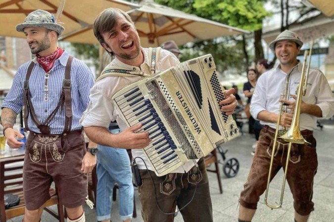 No Biergarten Pomerânia, músicas típicas animam os clientes