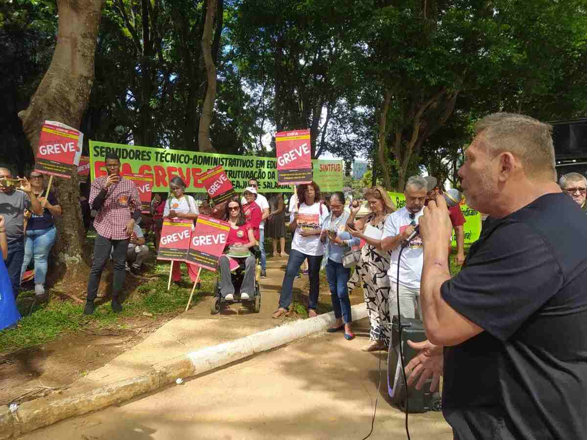 Técnicos da UnB manifestam em frente ao MEC por reestruturação da carreira -  (crédito: DivulgaÃ§Ã£o)