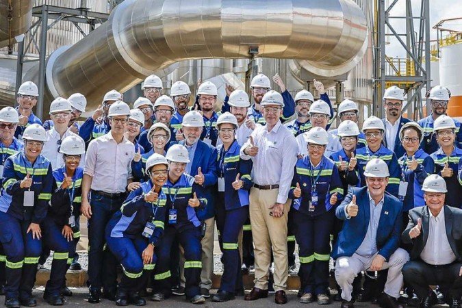 Presidente Lula posa para foto com funcionários da EuroChemm durante visita à área industrial do Complexo Mineroindustrial de Serra do Salitre (MG)

 
