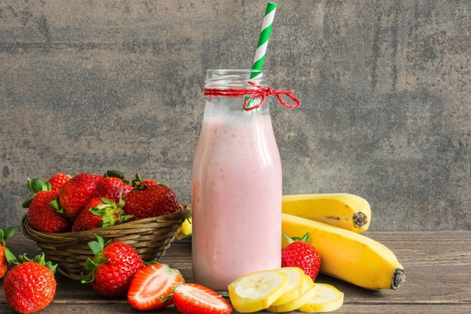 Vitamina de morango com banana e linhaça (Imagem: artem evdokimov | Shutterstock) -  (crédito: EdiCase - Culinaria -> Diversão e Arte)