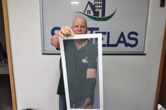 Antônio Carlos da Silva mostra uma tela de fibra de vidro com moldura de alumínio -  (crédito: Alessandro de Oliveira )