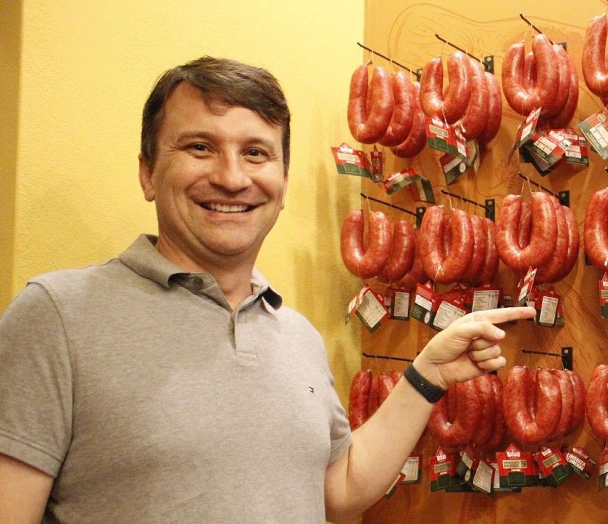 O chef alemão Heiko recriou a receita do tradicional joelho de porco Luiz Antonio Bergamo, sócio da empresa que produz a linguiça Blumenau