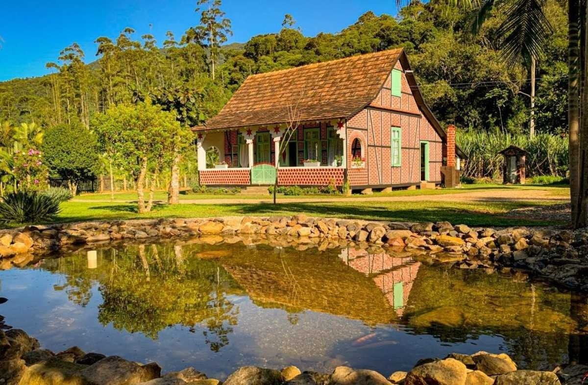 As casas de enxaimel formam uma vila: segundo a ONU, uma das mais turísticas do mundo As casas feitas na técnica enxaimel formam um vila