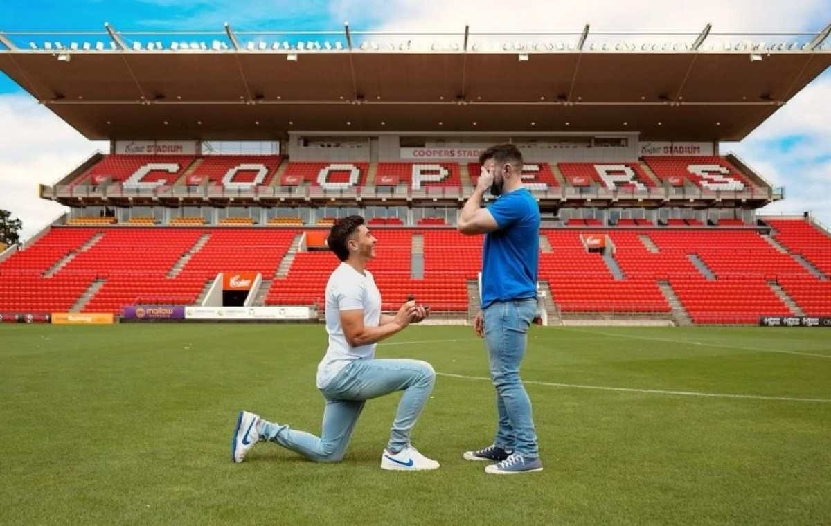 Jogador de futebol pede namorado em casamento em estádio da Austrália