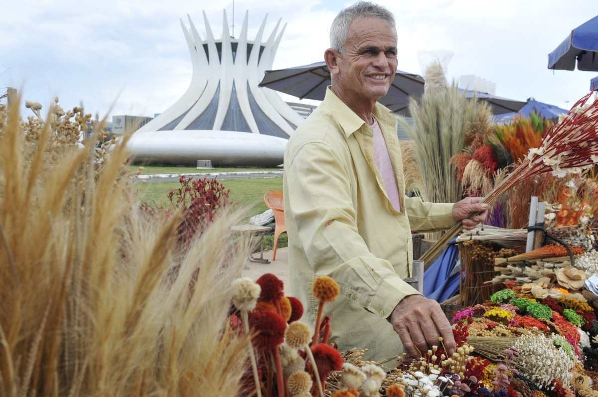  13/03/2024. Crdito: Minervino Jnior/CB/D.A Press. Brasil.  Brasilia - DF. Matria especial do Lockdown da Covid. Vendedor de flores na frente da Catedral Guajar Ferreira.