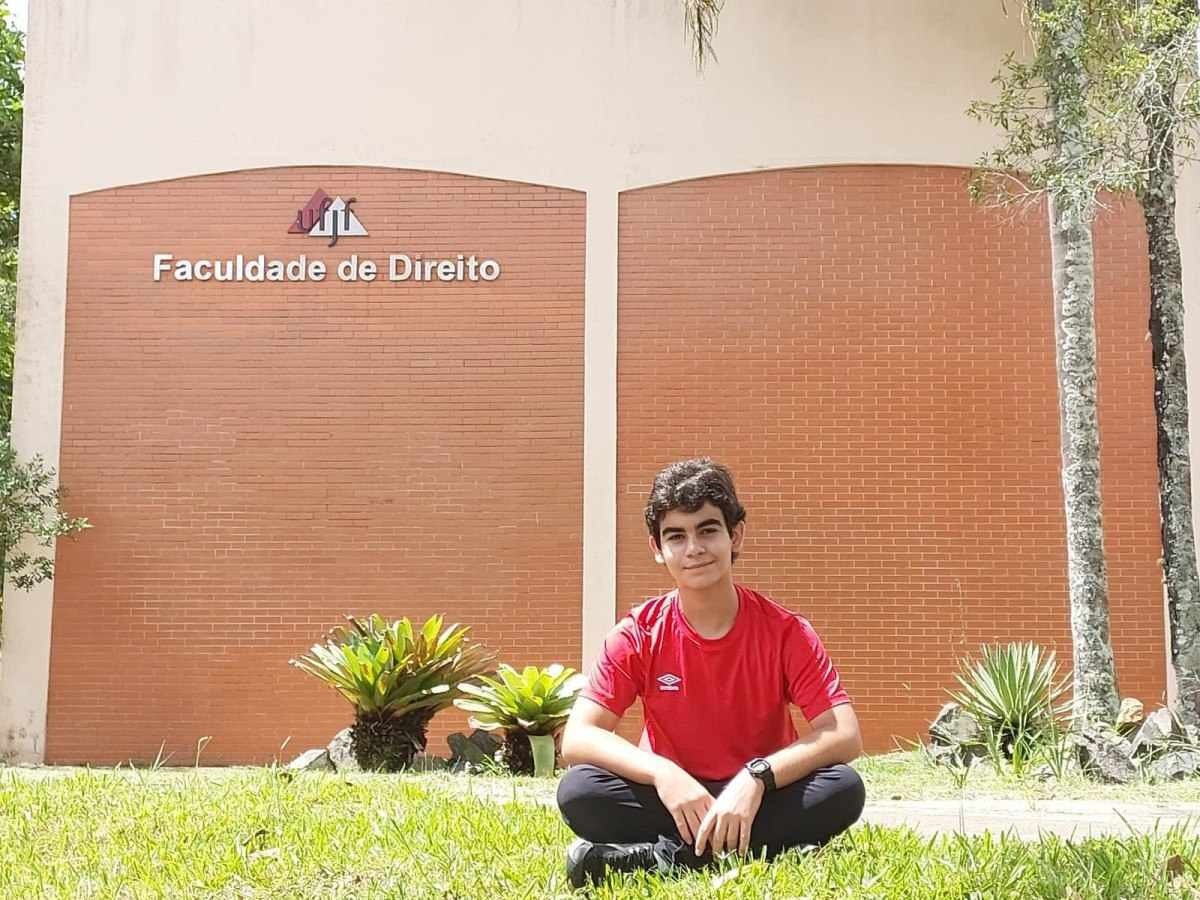 Jovem prodígio de 15 anos cursa duas faculdades e é indicado ao Notable Brazilian Awards