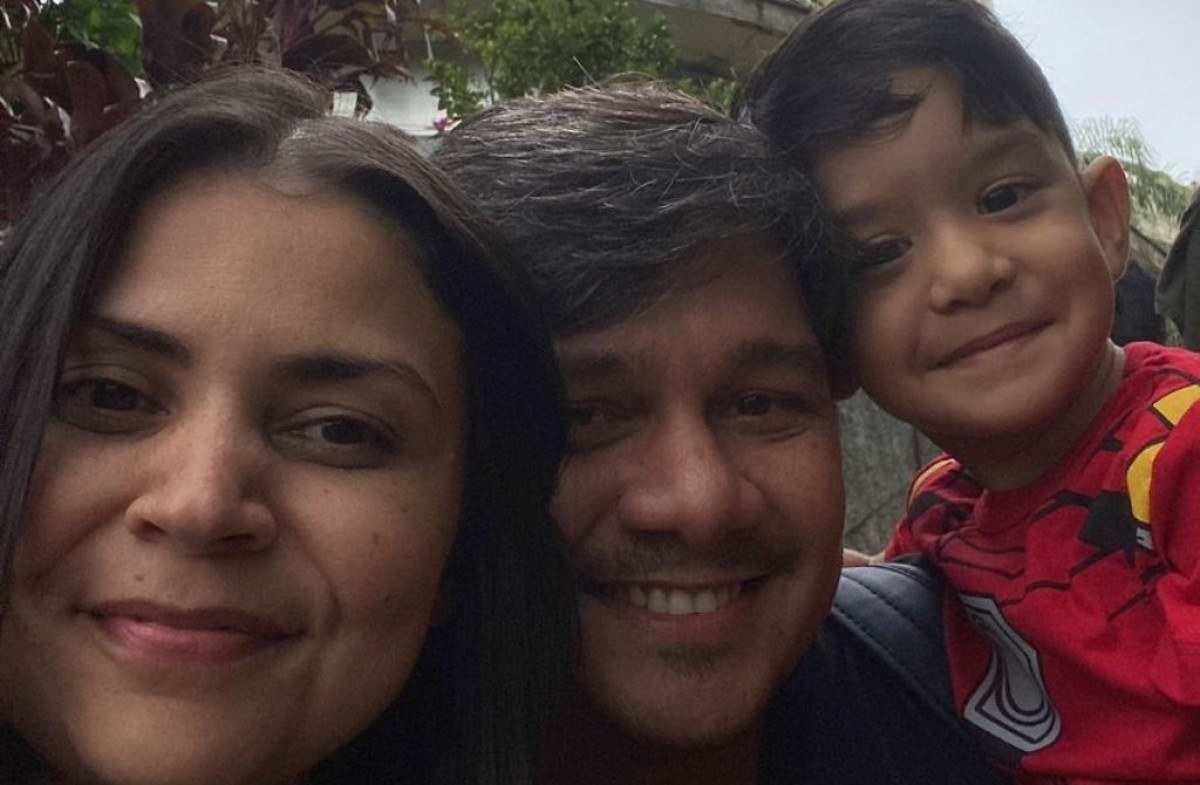 Pequeno Davi ao lado da mãe, Erica Pereira e do pai José Giordane.