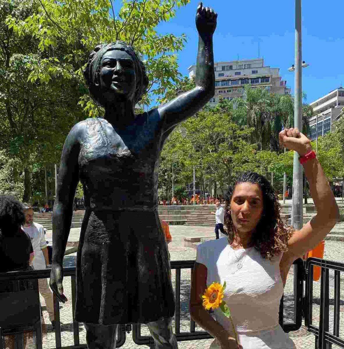 Anielle Franco posa ao lado de estátua da irmã Marielle Franco, no Rio de Janeiro