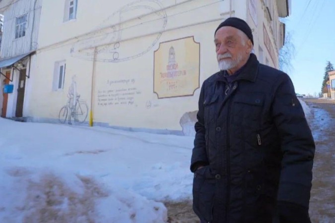 A arte de rua de Vladimir Ovchinnikov adorna as paredes de Borovsk - exceto quando é muito política -  (crédito: BBC)