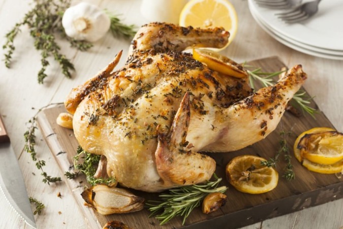 Frango assado com ervas e limão (Imagem: Brent Hofacker | Shutterstock) -  (crédito: EdiCase - Culinaria -> Diversão e Arte)