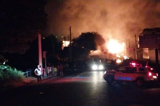 Casas e prédio foram atingidos por fogo de caminhão, que se espalhou rapidamente -  (crédito: PMRv/Divulgação)