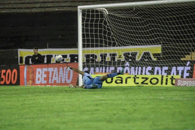 Com ineficiência do Brasiliense, Criciúma avançou com vitória nas penalidades máximas -  (crédito: Pedro Santana)