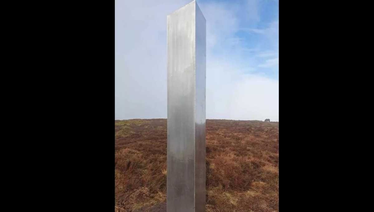 Monólito misterioso de 3 metros de altura aparece no País de Gales