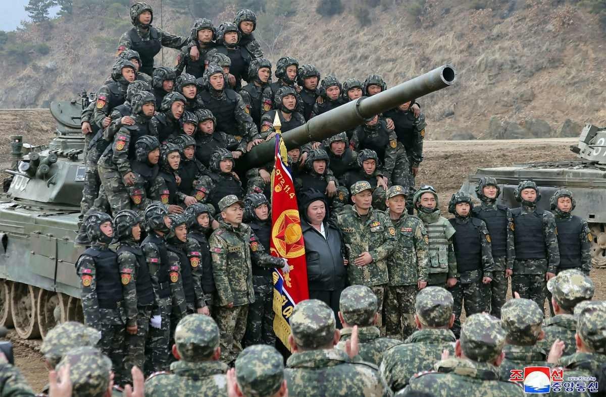 Esta foto tirada em 13 de março de 2024 e divulgada pela Agência Central de Notícias Coreana (KCNA) mostra o líder norte-coreano Kim Jong Un posando durante treinamento entre as forças do Exército Popular Coreano