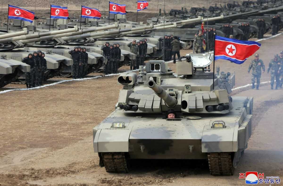 O líder norte-coreano Kim Jong Un dirige um novo tanque de batalha