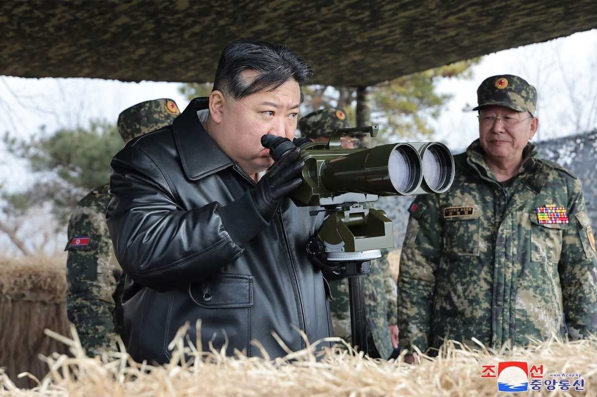 Líder da Coreia do Norte Kim Jong Un usando binóculos durante um exercício de treinamento de artilharia de forças conjuntas pelo Exército Coreano