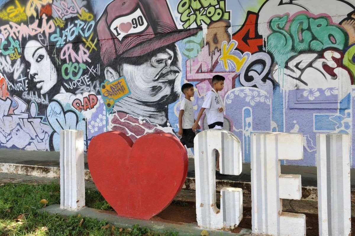  14/03/2024. Crédito: Minervino Júnior/CB/D.A Press. Brasil.  Brasilia - DF. Programa Jovem de Expressão na Ceilândia. Grafite na parede em homenagem a Ceilândia.