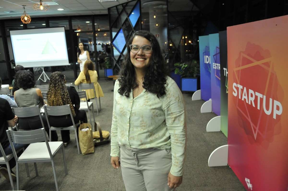 Isabela Rodrigues na apresentação de empresas parceiras e startups em evento no Sebrae Lab