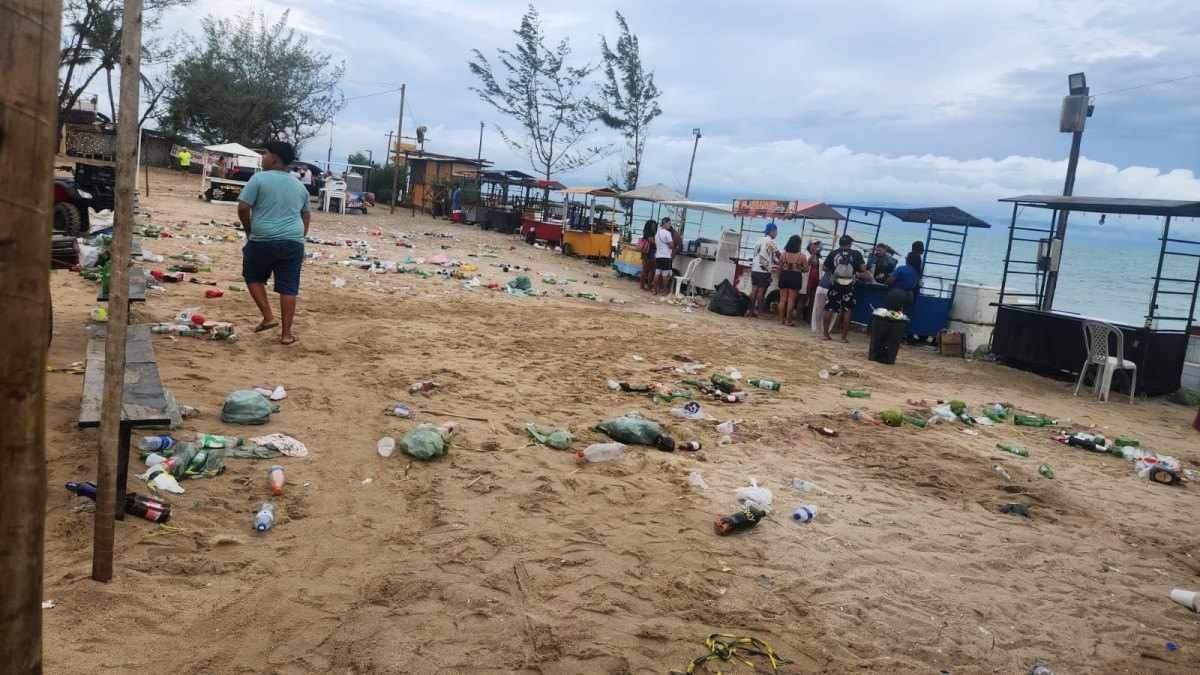 Lixo jogado em frente a barracas na Praia do Preá, em Cruz (CE)