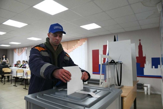 As pessoas votam nas eleições presidenciais da Rússia na área controlada pela Rússia na região de Donetsk, na Ucrânia, em meio ao conflito Rússia-Ucrânia em 15 de março -  (crédito: STRINGER / AFP)