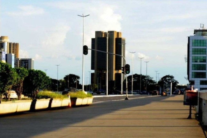 Pista que passa em frente ao Banco do Brasil, no centro de Brasília, completamente vazia -  (crédito: Carlos Vieira/CB/D.A. Press))