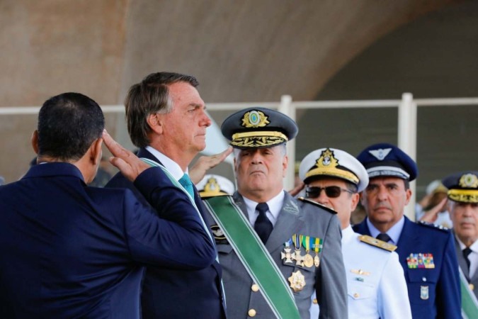 Jair Bolsonaro com comandantes das Forças Armadas: cresce a pressão política para não anistiar os envolvidos na conspiração golpista
 -  (crédito:  Isac Nóbrega/PR)