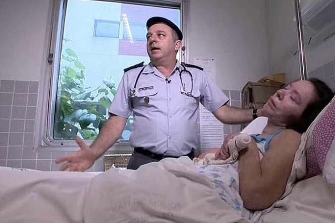 O coronel aposentado Jorge Potratz, junto com a equipe médica do hospital, foi quem cuidou da paciente nesses anos e a nomeou como Clarinha
 -  (crédito: Reprodução/TV Gazeta)