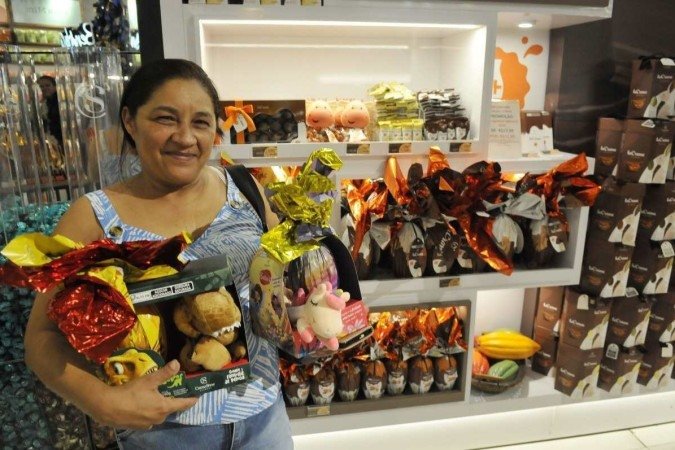  15/03/2024. Crédito: Minervino Júnior/CB/D.A Press. Brasil.  Brasilia - DF. Venda de óvos de Páscoa na Cacau Show no Shopping Boulevard. Roseli Alves