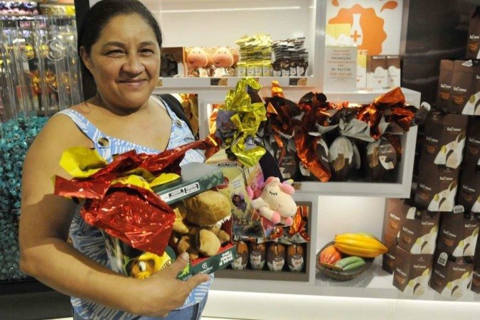  15/03/2024. Crédito: Minervino Júnior/CB/D.A Press. Brasil.  Brasilia - DF. Venda de óvos de Páscoa na Cacau Show no Shopping Boulevard. Roseli Alves