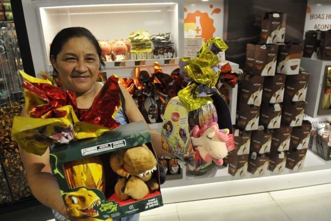 Apesar dos preços, a atendente Roseli de Almeida, 51, não abre mão dos ovos de Páscoa para os netos