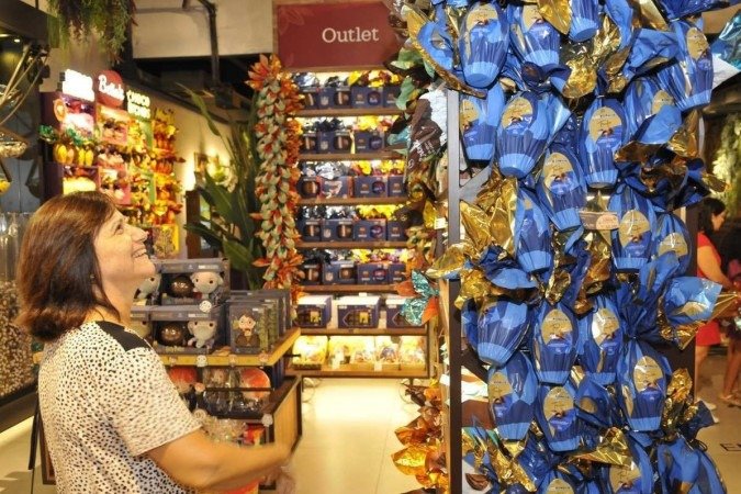  15/03/2024. Crédito: Minervino Júnior/CB/D.A Press. Brasil.  Brasilia - DF. Venda de óvos de Páscoa na Cacau Show no Shopping Boulevard. Denise Figueiredo