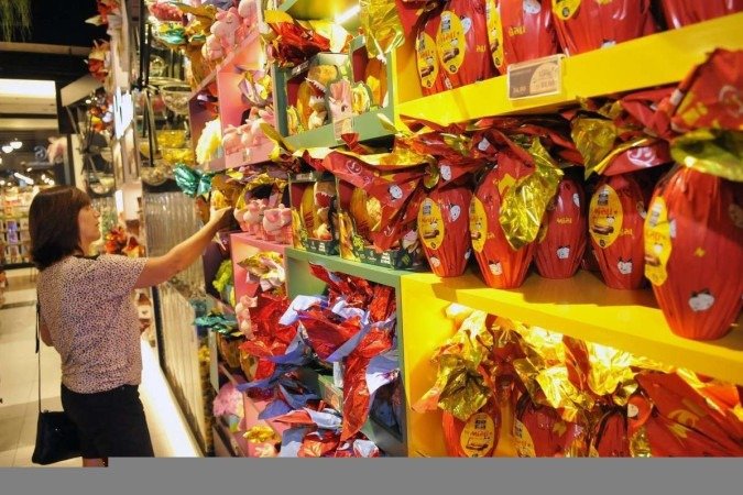  15/03/2024. Crédito: Minervino Júnior/CB/D.A Press. Brasil.  Brasilia - DF. Venda de óvos de Páscoa na Cacau Show no Shopping Boulevard. Denise Figueiredo