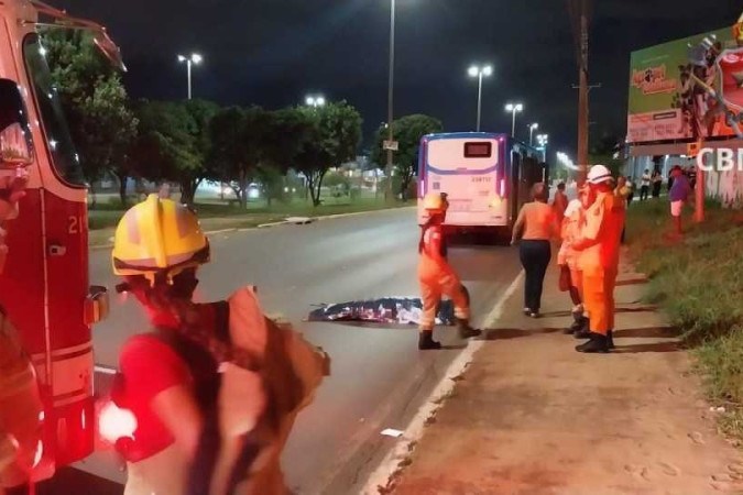 Mulher morre após ser atropelada por ônibus em Samambaia  -  (crédito: CBMDF)