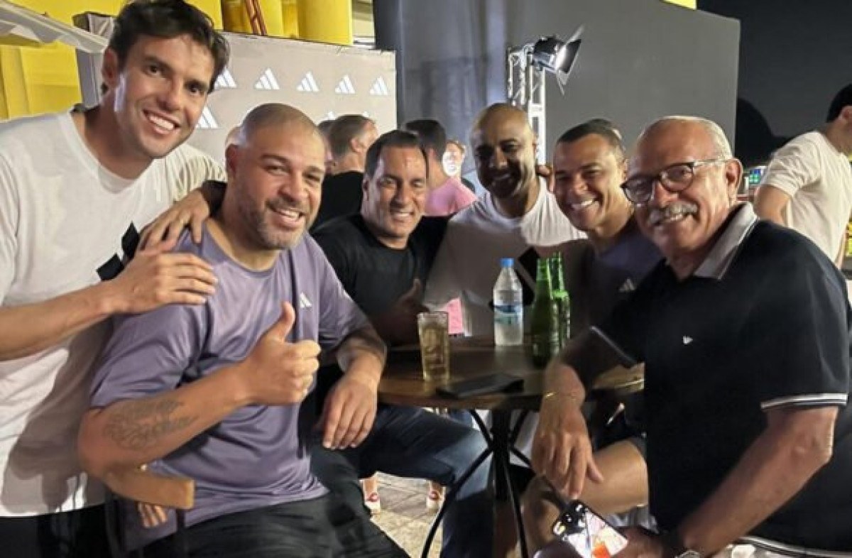 Adriano Imperador reúne Edmundo, Cafú, Kaká e Maestro Júnior em roda de samba