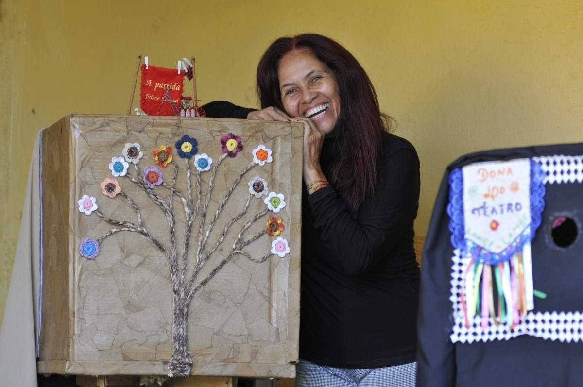 Objetos do pai pioneiro de Brasília inspiram o teatro lambe-lambe de Jirlene Pascoal 