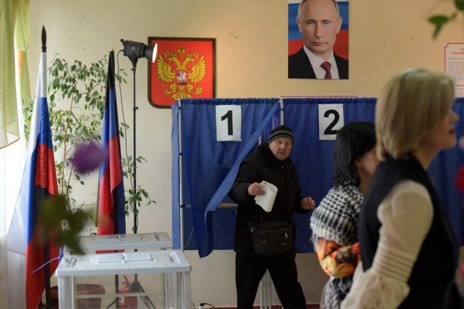 Homem vota na eleição presidencial em uma seção em Donetsk, na Ucrânia, controlada pela Rússia -  (crédito:  AFP)