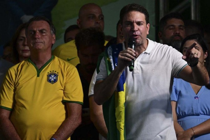 O ex-presidente Jair Bolsonaro com o deputado Alexandre Ramagem, que foi chefe da Abin e é pré-candidato à Prefeitura do Rio de Janeiro -  (crédito:  AFP)