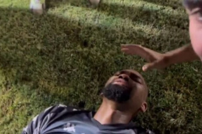 Jogador da Portuguesa-RJ saiu de campo de ambulância  -  (crédito: Foto: Reprodução/Internet)