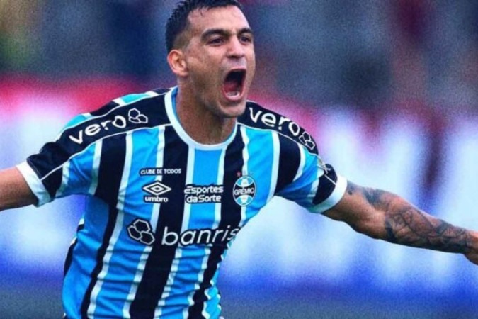 Pavón busca superar marcação do Caxias, no Centenário -  (crédito: Foto: Divulgação / Grêmio)