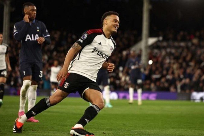 Muniz chuta para fazer o primeiro gol do Fulham na vitória sobre o Tottenham -  (crédito:  AFP via Getty Images)