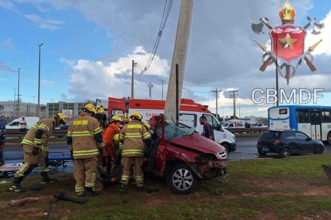 Homem colide carro em poste e fica preso entre as ferragens em Taguatinga - (crédito: CBMDF) Homem colide carro em poste e fica preso entre as ferragens em Taguatinga - (crédito: CBMDF)