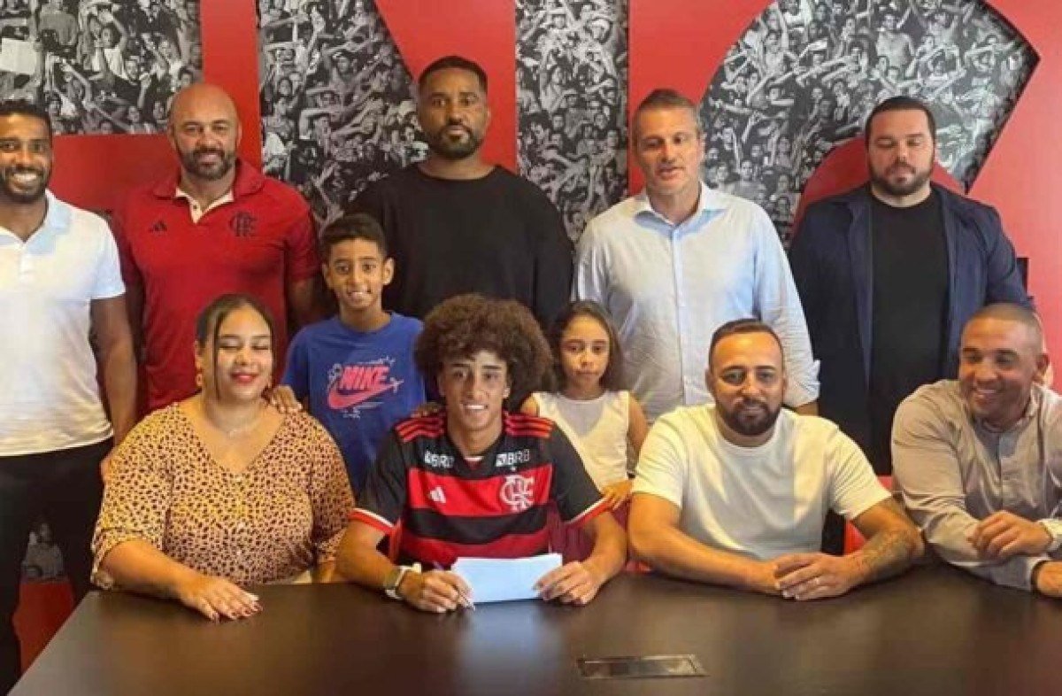 Ryan Roberto, promessa do sub-17 do Flamengo, assina contrato profissional com multa milionária