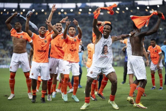 Maracanã vive uma tarde de Baixa Fluminense com a comemoração dos jogadores do Nova Iguaçu após a vitória por 1 x 0 sobre o Vasco -  (crédito:  JORGE RODRIGUES/ESTADÃO CONTEÚDO)