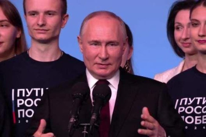 Putin aparece em discurso no qual anuncia ser vencedor das eleições presidenciais -  (crédito: Reuters)