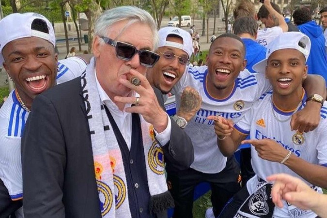 Carlo Ancelotti comemora o título da Champions League de 2022 entre os jogadores do Real Madrid com direito a charuto -  (crédito: Reprodução/Instagram)