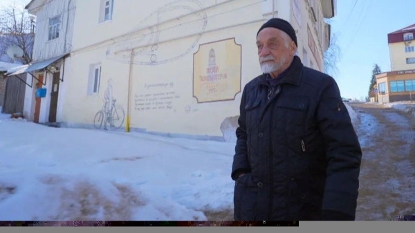 A arte de rua de Vladimir Ovchinnikov adorna as paredes de Borovsk - exceto quando é muito política -  (crédito: BBC)